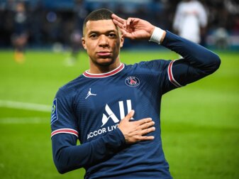 PSG-Stürmer Kylian Mbappé glänzte gegen Lorient als Torschütze und Vorbereiter. PSG-Stürmer Kylian Mbappé glänzte gegen Lorient als Torschütze und Vorbereiter.