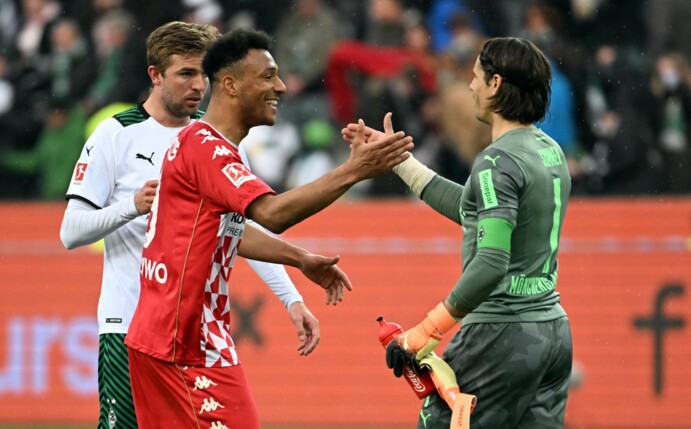 Rettete den Gladbachern gegen Mainz einen Punkt: Torhüter Yann Sommer (r).