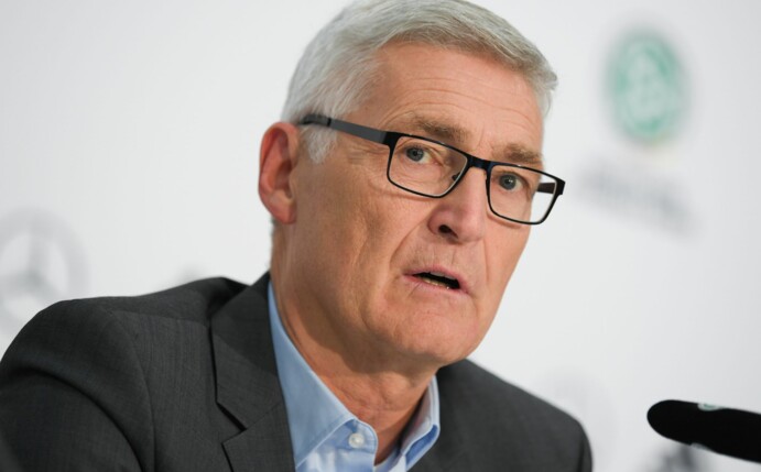 Lutz Michael Fröhlich, Sportlicher Leiter der Elite-Schiedsrichter, spricht über hohe Belastung der Referees aufgrund einiger Corona-Ausfälle.