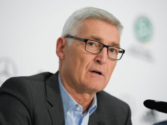 Lutz Michael Fröhlich, Sportlicher Leiter der Elite-Schiedsrichter, spricht über hohe Belastung der Referees aufgrund einiger Corona-Ausfälle. Lutz Michael Fröhlich, Sportlicher Leiter der Elite-Schiedsrichter, spricht über hohe Belastung der Referees aufgrund einiger Corona-Ausfälle.