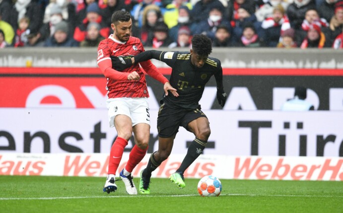 Bei der geplanten Auswechslung von Kingsley Coman (r) war zunächst die falsche Rückennummer angezeigt worden.