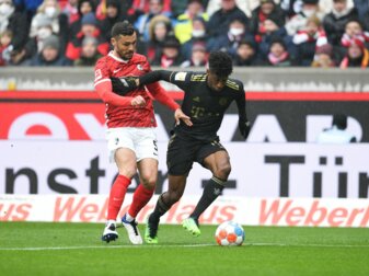 Bei der geplanten Auswechslung von Kingsley Coman (r) war zunächst die falsche Rückennummer angezeigt worden. Bei der geplanten Auswechslung von Kingsley Coman (r) war zunächst die falsche Rückennummer angezeigt worden.