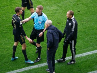Beim Spiel des SC Freiburg gegen den FC Bayern München unterlief dem Schiedsrichter Christian Dingert (M) ein Wechselfehler. Beim Spiel des SC Freiburg gegen den FC Bayern München unterlief dem Schiedsrichter Christian Dingert (M) ein Wechselfehler.