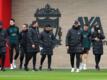 Jürgen Klopp (3.v.r) beim Training seiner Mannschaft vor der Partie bei Benfica.