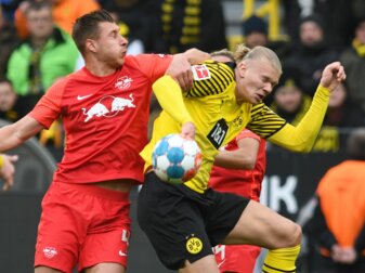 BVB-Star Erling Haaland (r) im Zweikampf mit Leipzigs Willi Orban. BVB-Star Erling Haaland (r) im Zweikampf mit Leipzigs Willi Orban.