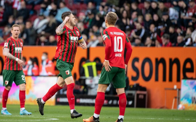 Augsburgs Jeffrey Gouweleeuw (M) jubelt über seinen Treffer zum 1:0.