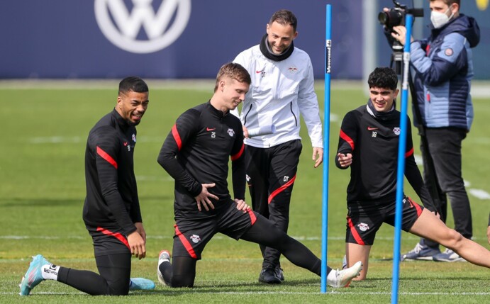 Gut gelaunt: RB-Coach Domenico Tedesco (M) muss mit seinem Team in seinem Geburtsland ran.