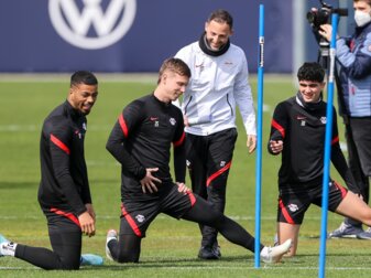Gut gelaunt: RB-Coach Domenico Tedesco (M) muss mit seinem Team in seinem Geburtsland ran. Gut gelaunt: RB-Coach Domenico Tedesco (M) muss mit seinem Team in seinem Geburtsland ran.