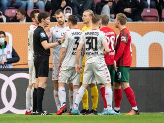 Schiedsrichter Matthias Jöllenbeck (l) spricht mit den Spielern. Schiedsrichter Matthias Jöllenbeck (l) spricht mit den Spielern.