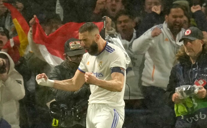 Karim Benzema von Real Madrid jubelt über sein Tor zum 1:0 gegen den FC Chelsea.