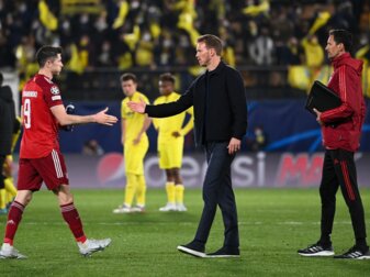 Münchens Trainer Julian Nagelsmann (M) nach dem Spiel in Villarreal beim Handschlag mit Robert Lewandowski. Münchens Trainer Julian Nagelsmann (M) nach dem Spiel in Villarreal beim Handschlag mit Robert Lewandowski.