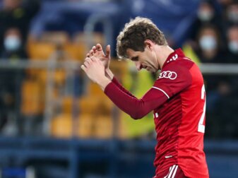 Thomas Müller hebt beim Spiel in Villarreal resignierend die Arme. Thomas Müller hebt beim Spiel in Villarreal resignierend die Arme.