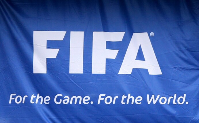 Das FIFA-Logo auf einer Flagge.