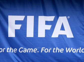 Das FIFA-Logo auf einer Flagge. Das FIFA-Logo auf einer Flagge.
