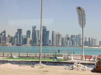 Arbeiter sind auf einer Baustelle an der Promenade Corniche mit Blick auf die Skyline von West Bay Doha zu sehen. Arbeiter sind auf einer Baustelle an der Promenade Corniche mit Blick auf die Skyline von West Bay Doha zu sehen.