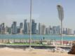 Arbeiter sind auf einer Baustelle an der Promenade Corniche mit Blick auf die Skyline von West Bay Doha zu sehen.