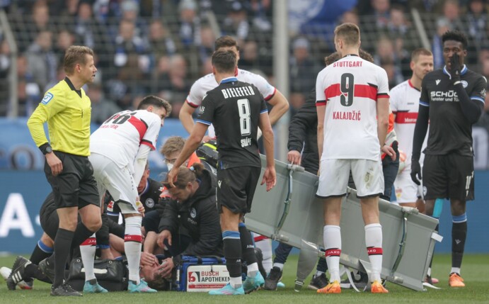 Von Mitspielern umringt liegt der verletzte Fabian Klos am Boden und wird behandelt.