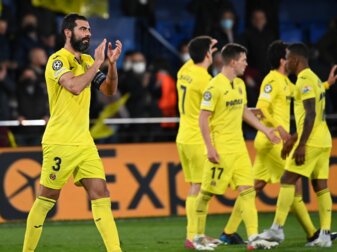 Die Spieler des FC Villarreal feiern den Heimsieg mit den Zuschauern. Die Spieler des FC Villarreal feiern den Heimsieg mit den Zuschauern.