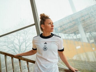 DFB-Spielerin Linda Dallmann im neuen Heimtrikot der deutschen Frauenfußball-Nationalmannschaft. DFB-Spielerin Linda Dallmann im neuen Heimtrikot der deutschen Frauenfußball-Nationalmannschaft.