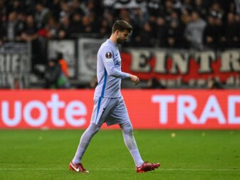 Barcelonas Gerard Pique geht bei seiner Auswechslung vom Platz.