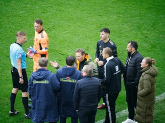 Schiedsrichter Christian Dingert (l) bespricht nach dem Wechselfehler mit Akteuren vom FC Bayern und SC Freiburg das weitere Vorgehen. Schiedsrichter Christian Dingert (l) bespricht nach dem Wechselfehler mit Akteuren vom FC Bayern und SC Freiburg das weitere Vorgehen.