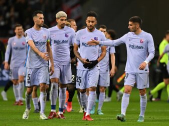 Barcelonas Sergio Busquets (l-r), Ronald Araujo, Pierre-Emerick Aubameyang und Ferran Torres gehen nach dem Spiel über den Platz.