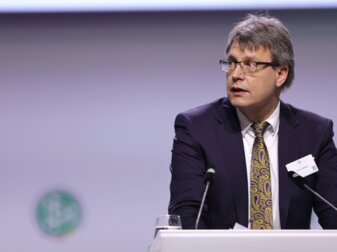 Bewältigung der Coronakrise: DOSB und DFB setzen auf Zusammenarbeit mit der Politik Bewältigung der Coronakrise: DOSB und DFB setzen auf Zusammenarbeit mit der Politik