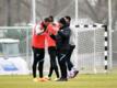Trainer Felix Magath (r) beim Training mit Hertha BSC.