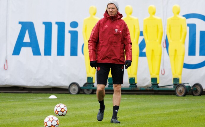 Trainer Julian Nagelsmann vom FC Bayern München leitet die Trainingseinheit.