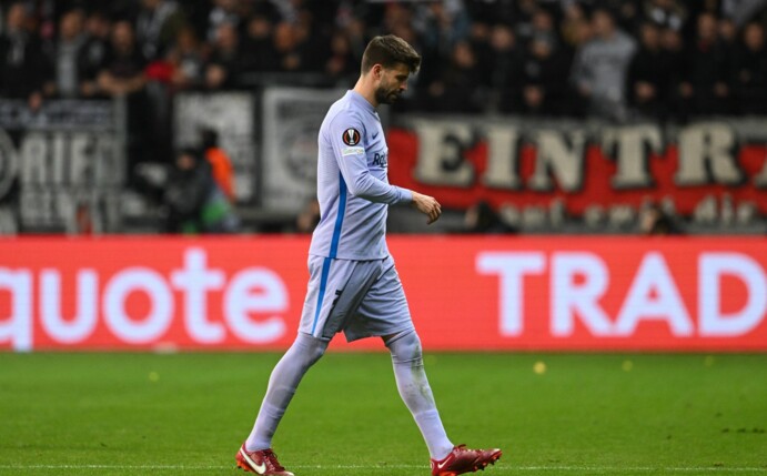 Barcelonas Gerard Pique geht bei seiner frühen Auswechslung in Frankfurt vom Platz.