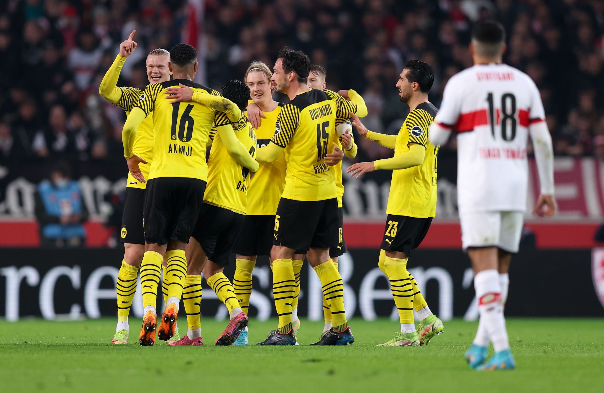Zunächst abgepfiffen, doch das Tor zählt: Dortmunds Julian Brandt (M) freut sich mit seinen Mitspielern über seinen Führungstreffer gegen den VfB.