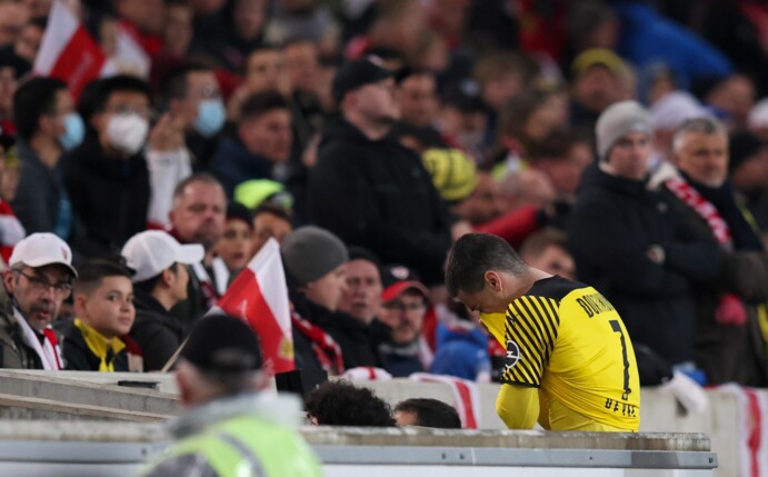 Dortmunds Giovanni Reyna geht verletzt in die Kabine.