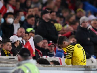 Dortmunds Giovanni Reyna geht verletzt in die Kabine. Dortmunds Giovanni Reyna geht verletzt in die Kabine.
