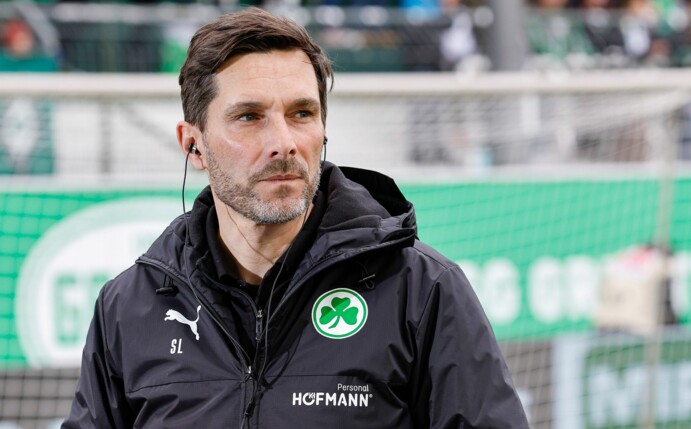 Stefan Leitl, Trainer der SpVgg Greuther Fürth gibt ein Interview.