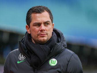 Wolfsburgs Sportdirektor Marcel Schäfer kritisiert die Mannschaft für ihre Leistung in dieser Saison. Wolfsburgs Sportdirektor Marcel Schäfer kritisiert die Mannschaft für ihre Leistung in dieser Saison.