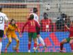 Deutschlands Lena Oberdorf (M/6) trifft per Kopfball zum 1:0 gegen Portugal.