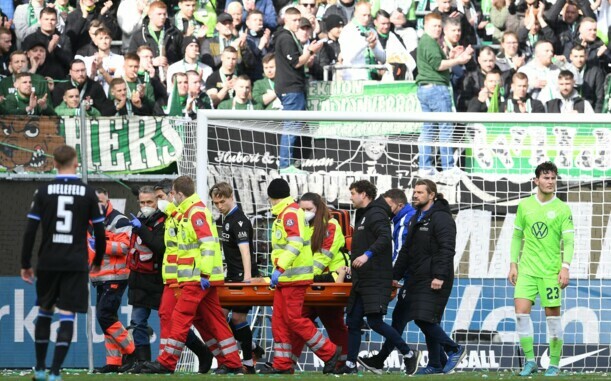Bielefelds Cedric Brunner wird verletzt vom Platz getragen.