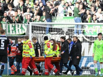 Bielefelds Cedric Brunner wird verletzt vom Platz getragen. Bielefelds Cedric Brunner wird verletzt vom Platz getragen.