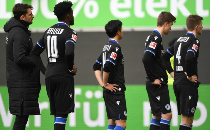 Spieler von Bielefeld stehen enttäuscht auf dem Feld.