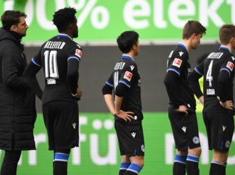 Spieler von Bielefeld stehen enttäuscht auf dem Feld. Spieler von Bielefeld stehen enttäuscht auf dem Feld.