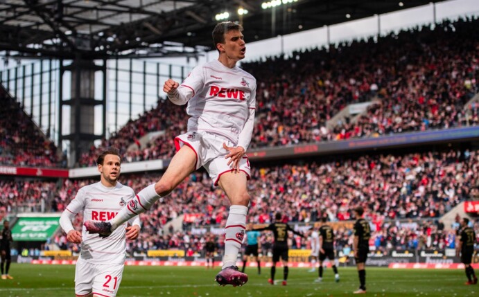 Kölns Torschütze Dejan Ljubicic (r) und Louis Schaub jubeln.