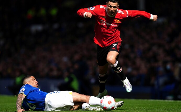 Evertons Allan (l) und Manchester Uniteds Cristiano Ronaldo.
