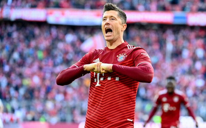 Robert Lewandowski von den Bayern feiert seinen Siegtreffer.