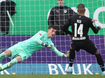 Erst drei Minuten nach Hinweis des Video-Schiedsrichters erfolgte der Elfmeter, den Gladbachs Alassane Plea verwandeln kann. Erst drei Minuten nach Hinweis des Video-Schiedsrichters erfolgte der Elfmeter, den Gladbachs Alassane Plea verwandeln kann.