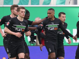 Die Spieler von Borussia Mönchengladbach feiern das 2:0 bei der SpVgg Greuther Fürth.