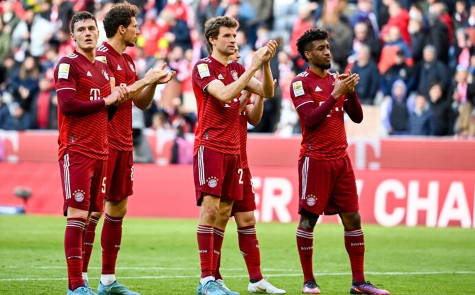 Eine gewisse Erleichterung nach dem Sieg gegen den FC Augsburg war bei den Münchnern spürbar: Die Spieler feiern mit den Fans.