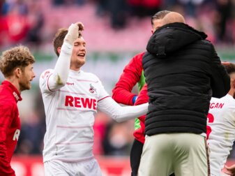 Der Kölner Torschütze Luca Kilian (2.v.l.) jubeln nach der Partie. Der Kölner Torschütze Luca Kilian (2.v.l.) jubeln nach der Partie.