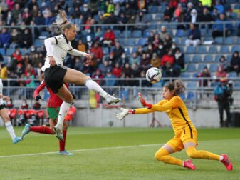 Klara Bühl (l) erzielt den Treffer zum 2:0 gegen Portugals Torhüterin Ines Teixeira Pereira.