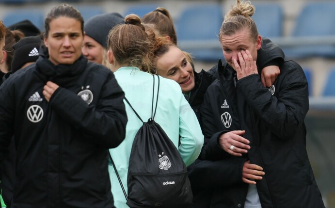 Deutschlands Alexandra Popp (r) weint nach dem Spiel.