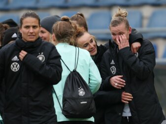Deutschlands Alexandra Popp (r) weint nach dem Spiel. Deutschlands Alexandra Popp (r) weint nach dem Spiel.